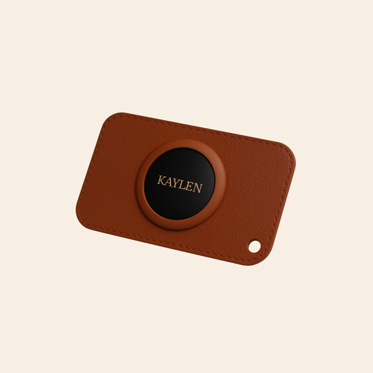 •	Étui carte Kaylen en simili cuir
	•	Étui carte compatible Kaylen Tag vu de face
	•	Porte-carte Kaylen pour traceur Bluetooth
	•	Étui carte premium Kaylen Tag noir