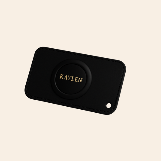 •	Étui carte Kaylen en simili cuir
	•	Étui carte compatible Kaylen Tag vu de face
	•	Porte-carte Kaylen pour traceur Bluetooth
	•	Étui carte premium Kaylen Tag noir
